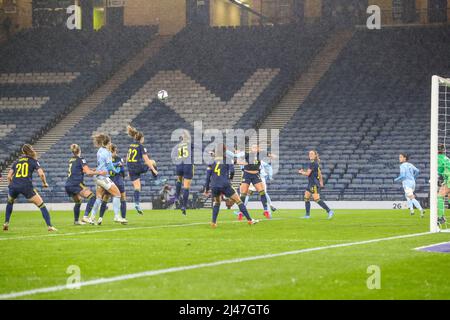 Glasgow, Großbritannien. 12. April 2022. Die schottische Fußballmannschaft der Frauen spielte eine WM-Qualifikation gegen Spanien im Hampden Park, Glasgow, Schottland, Großbritannien Credit: Findlay/Alamy Live News Stockfoto