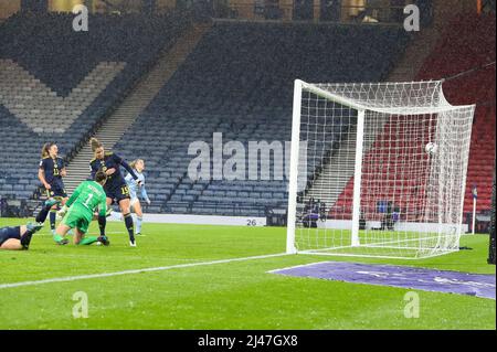 Glasgow, Großbritannien. 12. April 2022. Die schottische Fußballmannschaft der Frauen spielte eine WM-Qualifikation gegen Spanien im Hampden Park, Glasgow, Schottland, Großbritannien Credit: Findlay/Alamy Live News Stockfoto