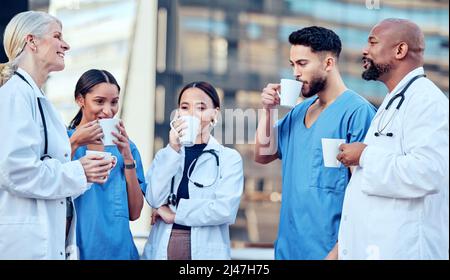 Lange Arbeitszeiten erfordern gute Tassen Kaffee. Aufnahme einer Gruppe von Ärzten, die in der Stadt Kaffee trinken. Stockfoto