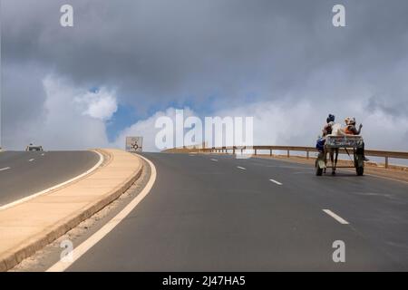 Pferdefuhrwerk auf vierspurigen Divided Highway in der Nähe von Dakar, Senegal Stockfoto