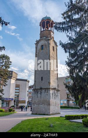 Razgrad, Bulgarien, 30. April 2021: Historischer Uhrenturm in Razgrad, Bulgarien Stockfoto