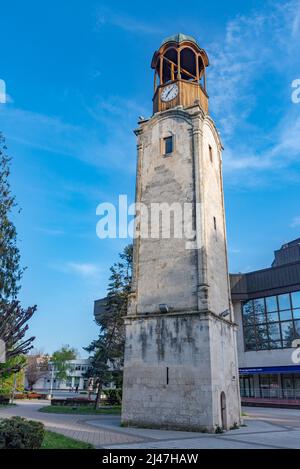 Razgrad, Bulgarien, 30. April 2021: Historischer Uhrenturm in Razgrad, Bulgarien Stockfoto