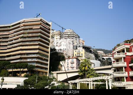 Monte Carlo, Monaco. 12. April 2022. Außenansicht der Architektur in Monte Carlo, Monaco an einem warmen und sonnigen Tag. Monte Carlo ist eines der führenden Touristenorte Europas mit einer Reihe von Luxushotels. (Bild: © Dinendra Haria/SOPA Images via ZUMA Press Wire) Stockfoto