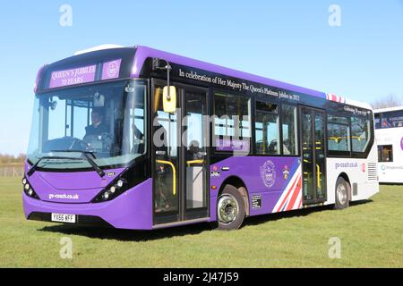 BUS IN SPEZIELLEN FARBEN ZUM PLATIN-JUBILÄUM IHRER MAJESTÄT KÖNIGIN ELIZABETH II Stockfoto