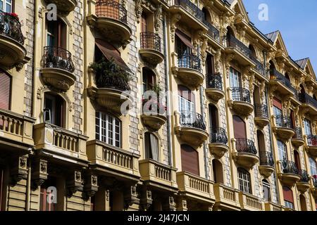 Monte Carlo, Monaco. 12. April 2022. Balkone in einem Hochhaus in Monte Carlo, Monaco an einem warmen und sonnigen Tag. Monte Carlo ist eines der führenden Touristenorte Europas mit einer Reihe von Luxushotels. (Bild: © Dinendra Haria/SOPA Images via ZUMA Press Wire) Stockfoto