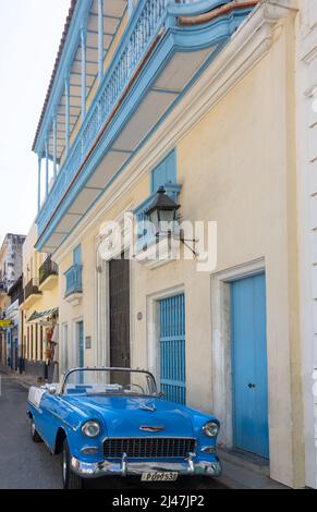 Klassisches amerikanisches Auto in der Seitenstraße, Alt-Havanna, Havanna, La Habana, Republik Kuba Stockfoto