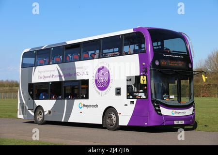 BUS IN SPEZIELLEN FARBEN ZUM PLATIN-JUBILÄUM IHRER MAJESTÄT KÖNIGIN ELIZABETH II Stockfoto