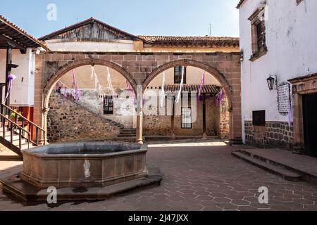 Steinbögen im Kolonialstil von Neuspanien in den ehemaligen Patios der Casa de los in Patzcuaro, Michoacan, Mexiko. Stockfoto