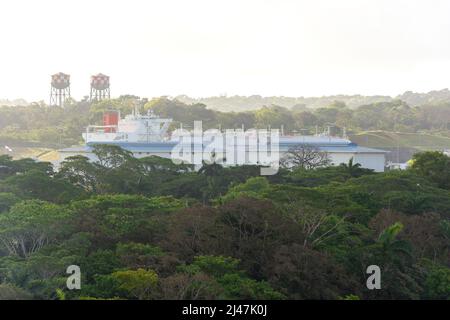 Öltanker in Agua Clara Locks, Panama Canal, Colon, Provinz Colon, Republik Panama Stockfoto