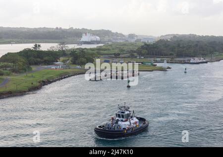 Pilotboot mit Schleusen von Agua Clara hinten, Panamakanal, Colon, Provinz Colon, Republik Panama, Stockfoto