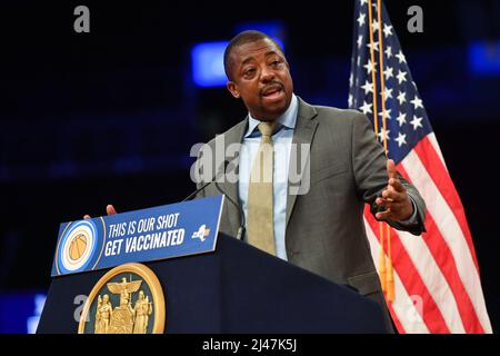 LT. Gouverneur Brian Benjamin tritt während einer COVID-Verbreiterung der Gouverneurin Kathy Hochul bei und gibt eine Ankündigung mit den Brooklyn Nets und der New Yorker Liberty ab Stockfoto