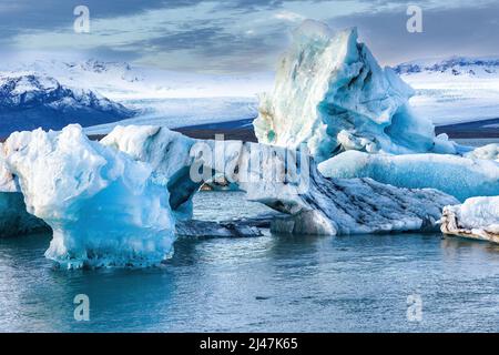 Eisberge in einer spektakulären Gletscherlagune mit einem Sonnenuntergangshimmel (Jokusarlon, Island) Stockfoto