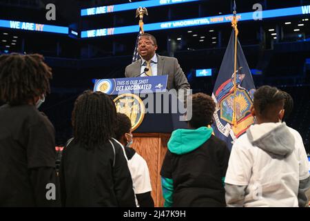 LT. Gouverneur Brian Benjamin tritt während einer COVID-Verbreiterung der Gouverneurin Kathy Hochul bei und gibt eine Ankündigung mit den Brooklyn Nets und der New Yorker Liberty ab Stockfoto