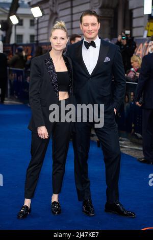 London, Großbritannien. 12. April 2022. Niamh Algar und Lorne MacFadyen bei der britischen Premiere der Operation Hackeat im Curzon Mayfair Kino in London. Bilddatum: Dienstag, 12. April 2022. Bildnachweis sollte lauten: Matt Crossick/Empics/Alamy Live News Stockfoto