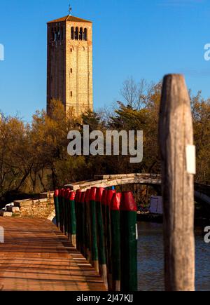 Blick auf die Teufelsbrücke und den Glockenturm auf der Insel Torcello, Venedig. Italien Stockfoto