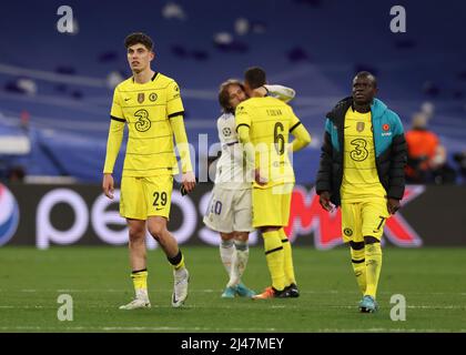 Madrid, Spanien, 12.. April 2022. Kai Havertz und N'Golo Kante vom FC Chelsea reagieren, als Luka Modric von Real Madrid Thiago Silva vom FC Chelsea nach dem letzten Pfiff des UEFA Champions League-Spiels beim Bernabeu in Madrid umarmt. Bildnachweis sollte lauten: Jonathan Moscrop / Sportimage Stockfoto
