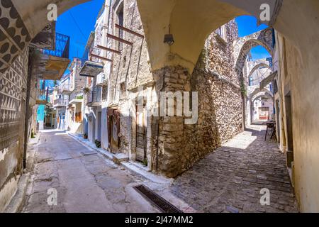 Traditionelle Häuser und Kirchen, die mit den berühmten geometrischen Kratzmustern im mittelalterlichen Mastixdorf Pyrgi, Insel Chios, Griechenland, dekoriert sind Stockfoto