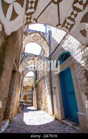 Traditionelle Häuser und Kirchen, die mit den berühmten geometrischen Kratzmustern im mittelalterlichen Mastixdorf Pyrgi, Insel Chios, Griechenland, dekoriert sind Stockfoto