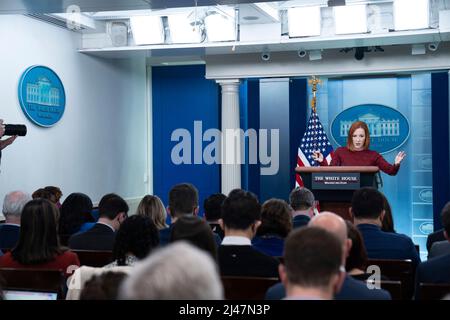 Washington, Vereinigte Staaten von Amerika. 15. Februar 2022. Jen Psaki, die Pressesprecherin des Weißen Hauses, hält am 15. Februar 2022 im James S. Brady Press Briefing Room im Weißen Haus in Washington, DC, ein Briefing ab. Kredit: Erin Scott/Weißes Haus Foto/Alamy Live Nachrichten Stockfoto