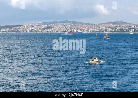 Istanbul-Türkei, 07 12 2014: Fähren, die einen wichtigen Platz im öffentlichen Nahverkehrssystem Istanbuls haben, befördern Passagiere. Stockfoto