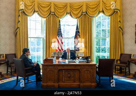 Washington, Vereinigte Staaten von Amerika. 10. Februar 2022. US-Präsident Joe Biden trifft sich mit seinem Stabschef Ron Klain, links, im Oval Office des Weißen Hauses am 10. Februar 2022 in Washington, D.C. Quelle: Cameron Smith/White House Photo/Alamy Live News Stockfoto