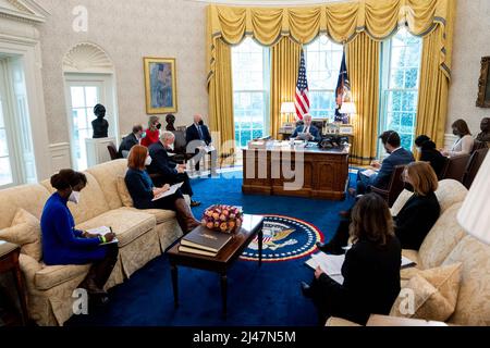 Washington, Vereinigte Staaten von Amerika. 28. Januar 2021. US-Präsident Joe Biden erhält eine Briefing über den Zusammenbruch der Pittsburgh-Brücke im Oval Office des Weißen Hauses, 28. Januar 2022 in Washington, D.C., Quelle: Erin Scott/White House Photo/Alamy Live News Stockfoto
