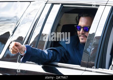 Fairfax, VA, USA. 12. April 2022. Der Schauspieler Johnny Depp winkt den Zuschauern zu, als er von seinem Verleumdungsverfahren im Fairfax County Courthouse abreist. Foto: Chris Kleponis/Sipa USA Kredit: SIPA USA/Alamy Live News Stockfoto