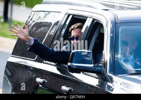 Fairfax, VA, USA. 12. April 2022. Der Schauspieler Johnny Depp winkt den Zuschauern zu, als er von seinem Verleumdungsverfahren im Fairfax County Courthouse abreist. Foto: Chris Kleponis/Sipa USA Kredit: SIPA USA/Alamy Live News Stockfoto