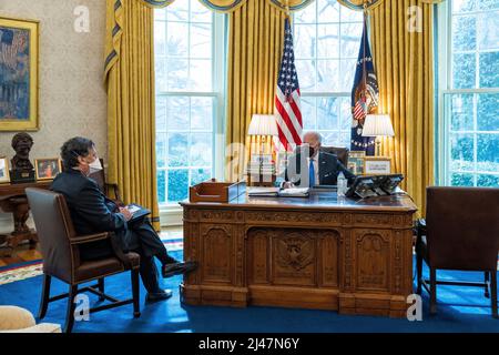 Washington, Vereinigte Staaten von Amerika. 14. Februar 2022. US-Präsident Joe Biden trifft sich mit seinem Stabschef Ron Klain, links, im Oval Office des Weißen Hauses am 14. Februar 2022 in Washington, D.C. Quelle: Cameron Smith/White House Photo/Alamy Live News Stockfoto