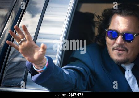 Fairfax, VA, USA. 12. April 2022. Der Schauspieler Johnny Depp winkt den Zuschauern zu, als er von seinem Verleumdungsverfahren im Fairfax County Courthouse abreist. Foto: Chris Kleponis/Sipa USA Kredit: SIPA USA/Alamy Live News Stockfoto