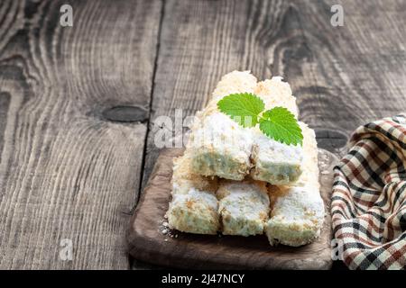 Schuppige süße Brötchen mit Creme auf Holztisch Stockfoto