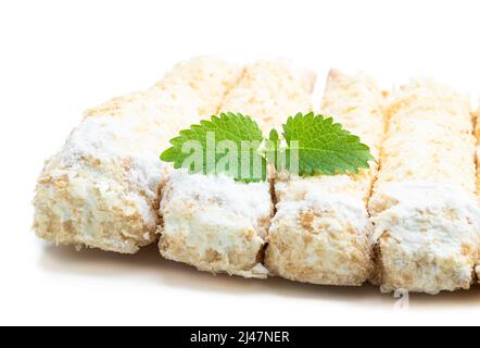 Schuppige süße Brötchen mit Creme isoliert auf weiß Stockfoto