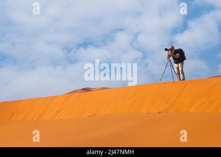 Fotograf in der marokkanischen Wüste, Merzouga, Marokko. Stockfoto