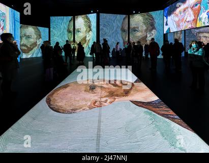 Menschen sehen Van Gogh Alive Kunstausstellung, Edinburgh, Schottland, Großbritannien Stockfoto