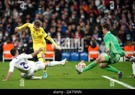 Chelsea's Timo Werner (Mitte links) erzielt beim UEFA Champions League Viertelfinale, dem zweiten Beinspiel im Santiago Bernabeu Stadium, Madrid, das dritte Tor des Spiels ihrer Mannschaft. Bilddatum: Dienstag, 12. April 2022. Stockfoto