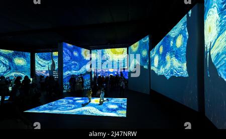 Menschen sehen Van Gogh Alive Kunstausstellung, Edinburgh, Schottland, Großbritannien Stockfoto