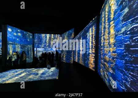 Menschen sehen Van Gogh Alive Kunstausstellung, Edinburgh, Schottland, Großbritannien Stockfoto