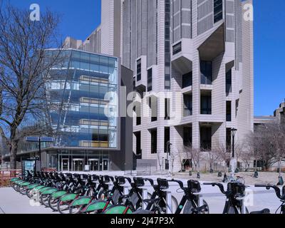 Robarts Library, die Hauptbibliothek auf dem Campus der Universität von Toronto in der Innenstadt, wurde 2022 um ein neues Glas ergänzt, mit einer Fahrradshare-Station in f Stockfoto