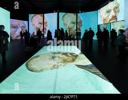 Menschen sehen Van Gogh Alive Kunstausstellung, Edinburgh, Schottland, Großbritannien Stockfoto