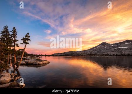 Ein wunderschöner Sonnenuntergang über dem Pyramid Peak am Lake Aloha, Desolation Wilderness, El Dorado County CA Stockfoto