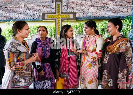 Fromme christliche Frauen während der Sonntagsmesse in der katholischen Kathedrale der Himmelfahrtskirche in Kathmandu, Nepal, Asien Stockfoto