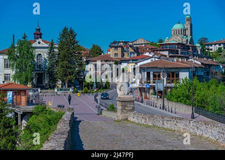 Veliko Tarnovo, Bulgarien, 9. Mai 2021: Kathedrale mit Blick auf Veliko Tarnovo in Bulgarien Stockfoto