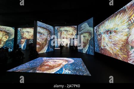 Menschen sehen Van Gogh Alive Kunstausstellung, Edinburgh, Schottland, Großbritannien Stockfoto