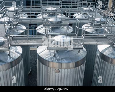 Große Stahltanks oder -Reservoirs in der Brauereifabrik. Stockfoto