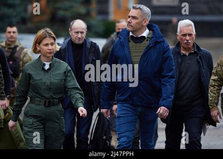 Kiew, Ukraine. 09. April 2022. Der österreichische Bundeskanzler Karl Nehammer, Mitte, wird von der ukrainischen stellvertretenden Verteidigungsministerin Hanna Maliar, links, zu einem Treffen mit dem ukrainischen Präsidenten Wolodymyr Zelenskyy am 9. April 2022 in Kiew, Ukraine, begleitet. Quelle: Ukrainische Präsidentschaft/Ukrainische Präsidentschaft/Alamy Live News Stockfoto