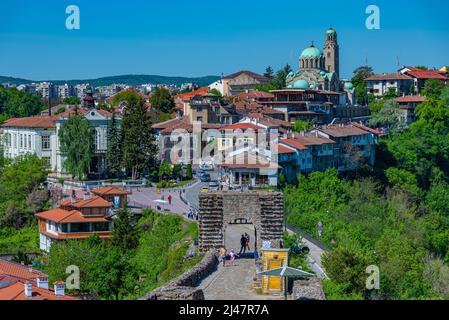 Veliko Tarnovo, Bulgarien, 9. Mai 2021: Kathedrale mit Blick auf Veliko Tarnovo in Bulgarien Stockfoto