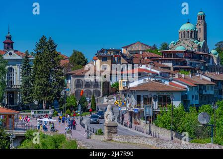 Veliko Tarnovo, Bulgarien, 9. Mai 2021: Kathedrale mit Blick auf Veliko Tarnovo in Bulgarien Stockfoto