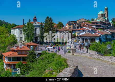 Veliko Tarnovo, Bulgarien, 9. Mai 2021: Kathedrale mit Blick auf Veliko Tarnovo in Bulgarien Stockfoto