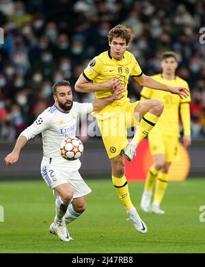 Chelsea's Marcos Alonso (Mitte) kontrolliert den Ball während des UEFA Champions League Viertelfinales, des zweiten Beinspieles im Santiago Bernabeu Stadium, Madrid. Bilddatum: Dienstag, 12. April 2022. Stockfoto