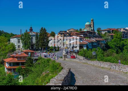 Veliko Tarnovo, Bulgarien, 9. Mai 2021: Kathedrale mit Blick auf Veliko Tarnovo in Bulgarien Stockfoto